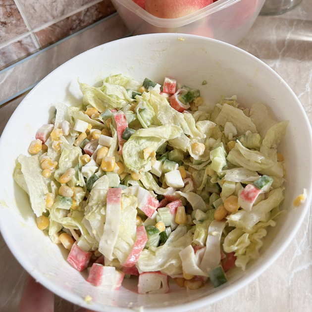 Обедаю крабовым салатом