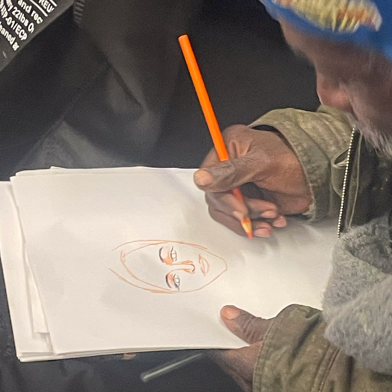 Тот самый мужчина рисует