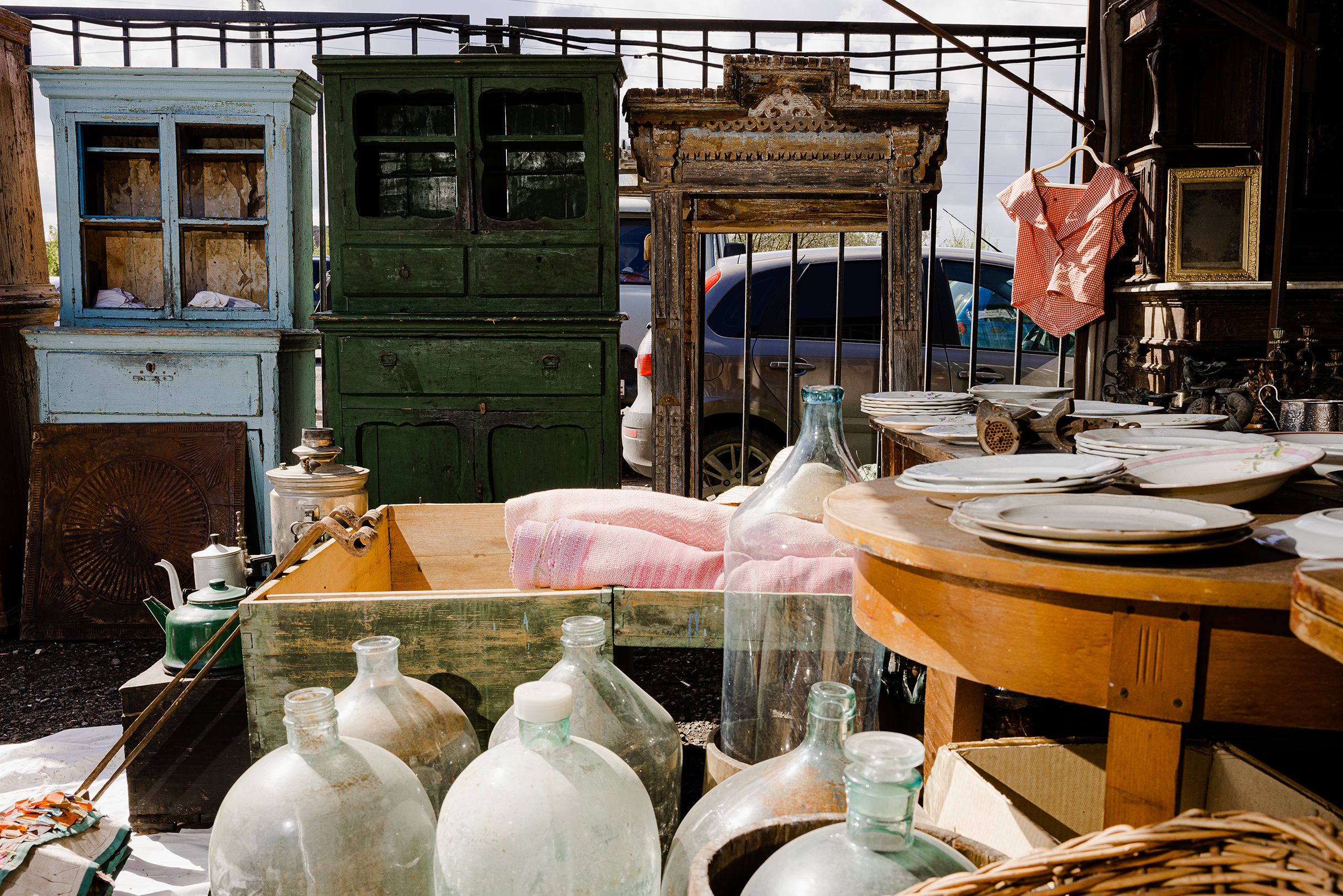 Деревенские посудные шкафы, сундуки и наличники — за таким продавцы отправляются в настоящие этнографические экспедиции по деревням