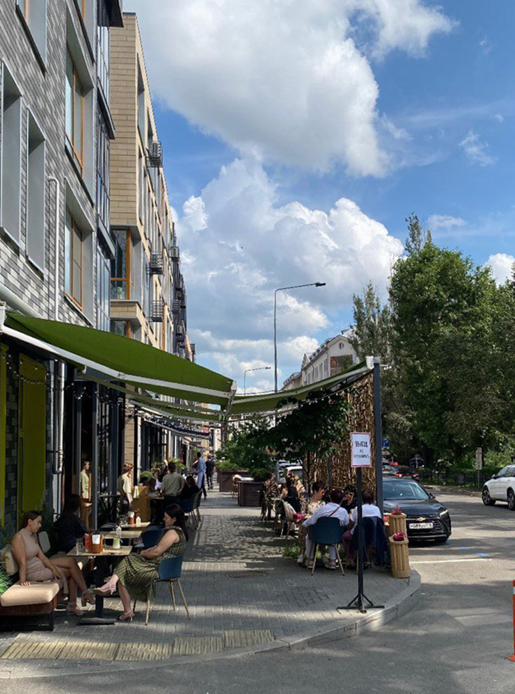 Летняя терраса, где можно нарваться на блогеров с каверзными вопросами, особенно по выходным