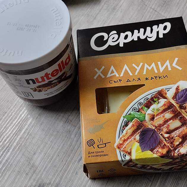 Основные продукты П. купит себе сама. А вот лакомствами я ее иногда балую