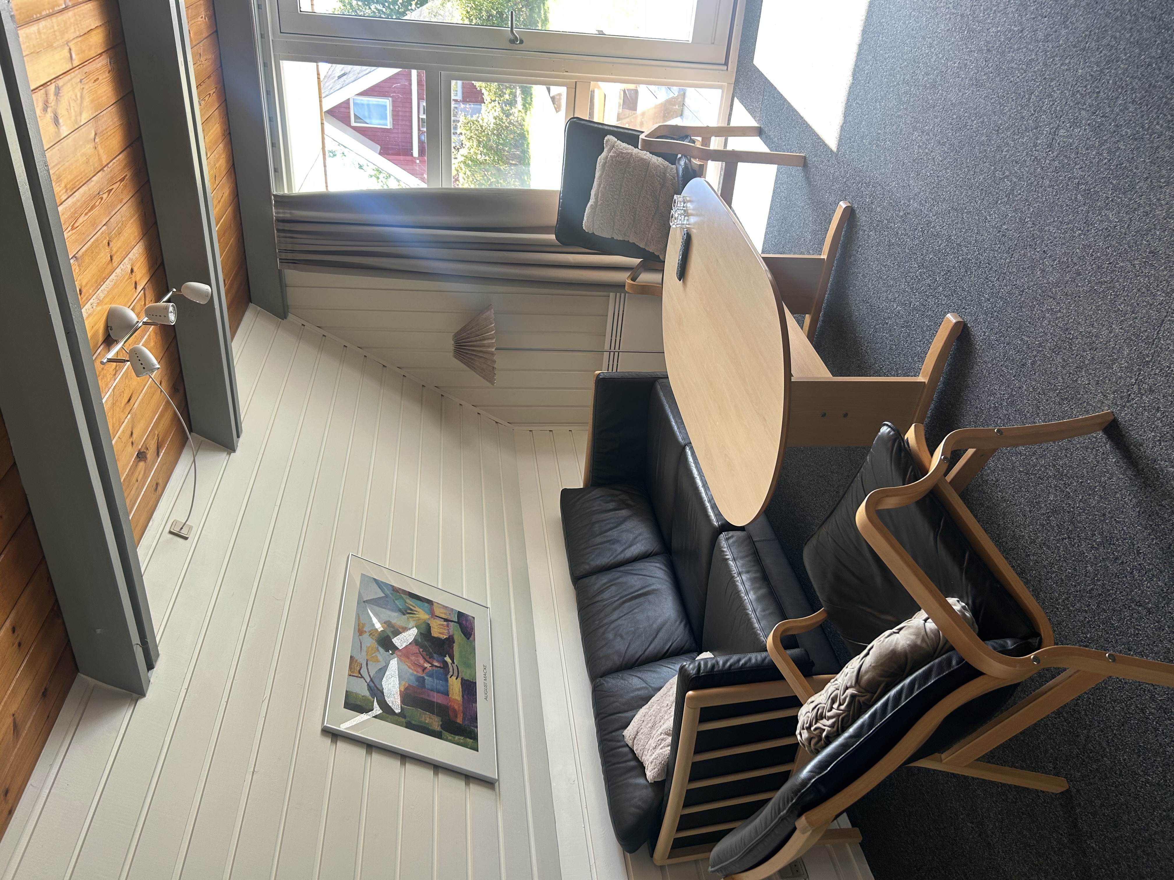 Наш дом. Небольшая гостиная в нем и выход на задний двор.