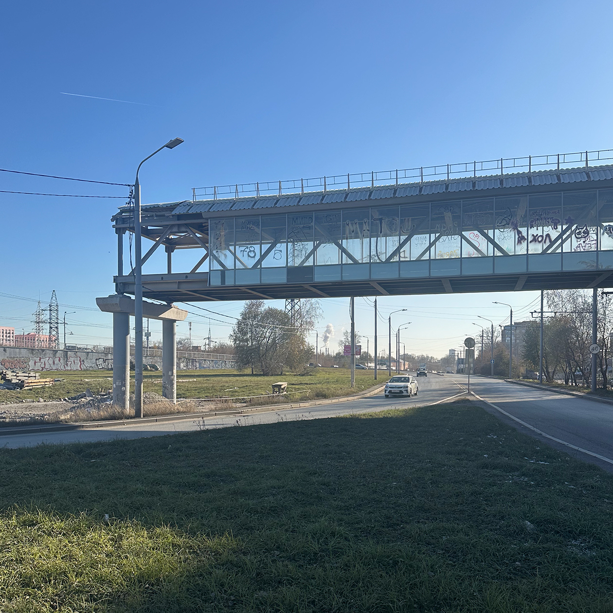 Этот несчастный переход стоит тут очень давно. Его так и не ввели в эксплуатацию, а недавно его наконец начали разбирать, но остановились на полпути