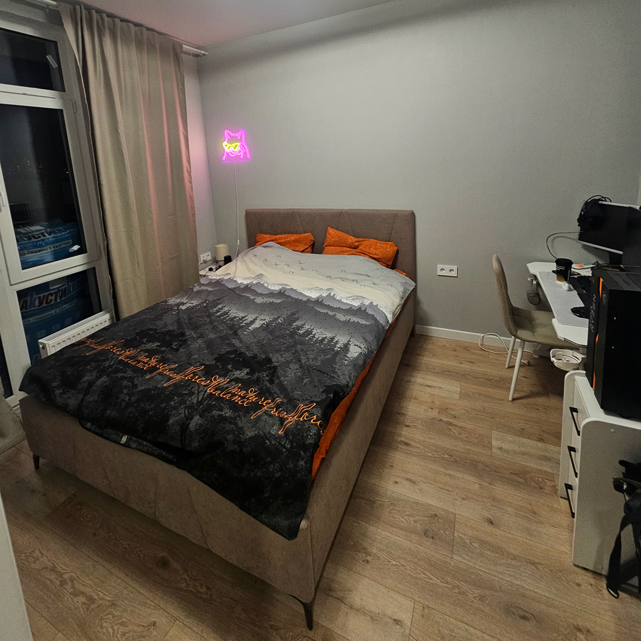 Это моя спальня и по совместительству рабочее место. Долго думал, где поставить рабочий стол, в спальне или гостиной, — и все-таки выбрал первый вариант. По крайней мере на то время, пока живу один