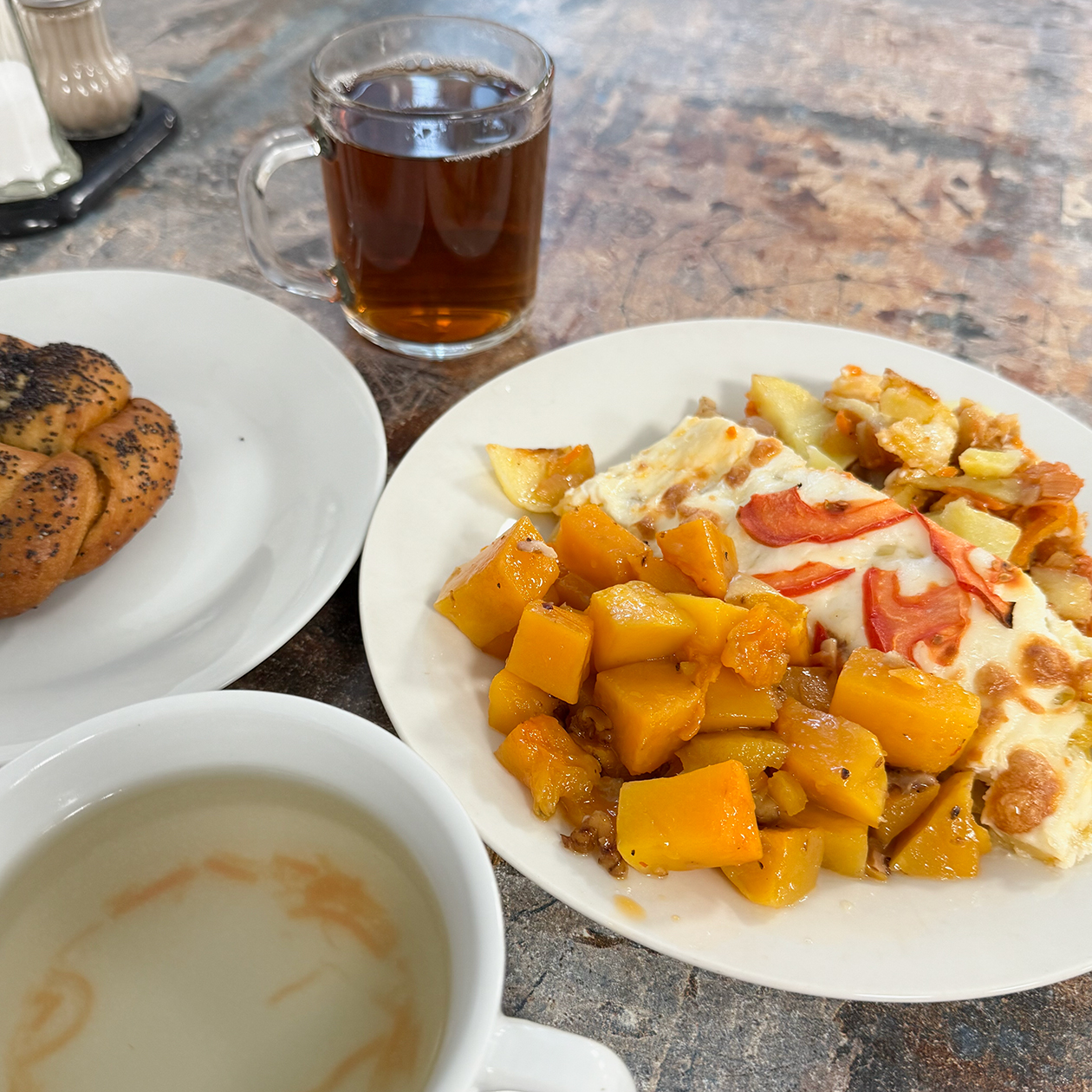 Обед. Тыква оказалась горькой, есть ее не стала