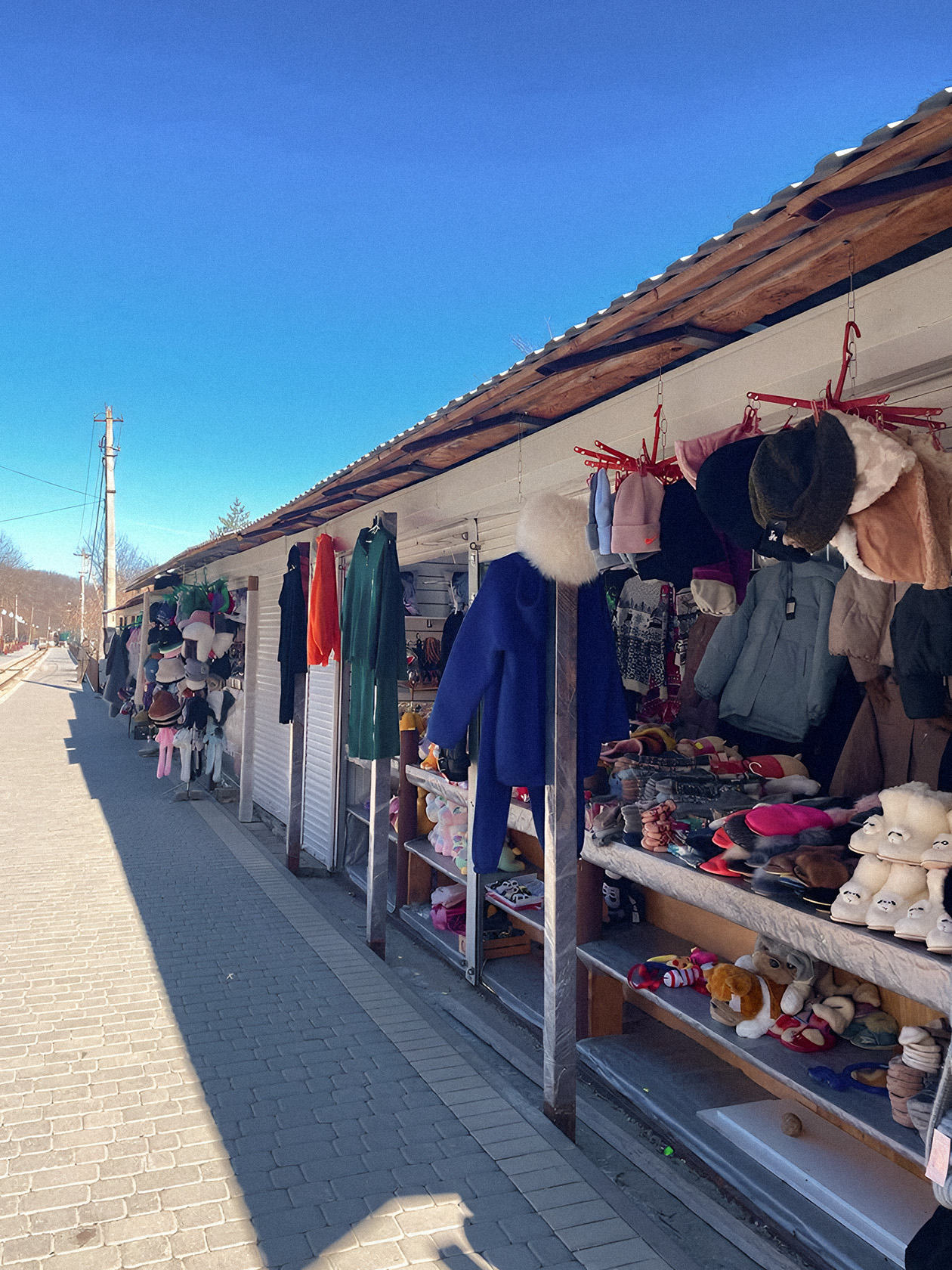 Сувенирные лавки недалеко от станции узкоколейки в Гуамке