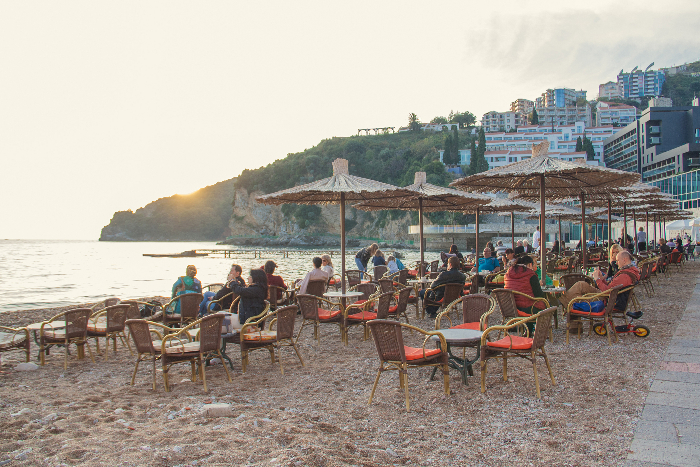 В кафе на пляже даже в ноябре многолюдно