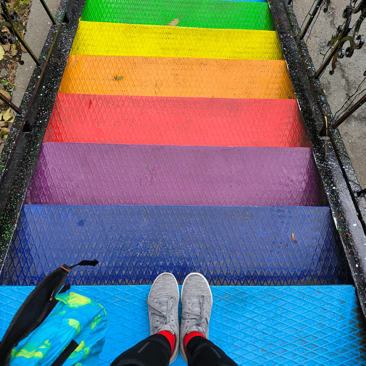 Лестница, ведущая в китайское кафе