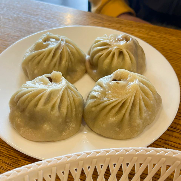 Обед мужа в кафе. Заказал свои любимые буузы