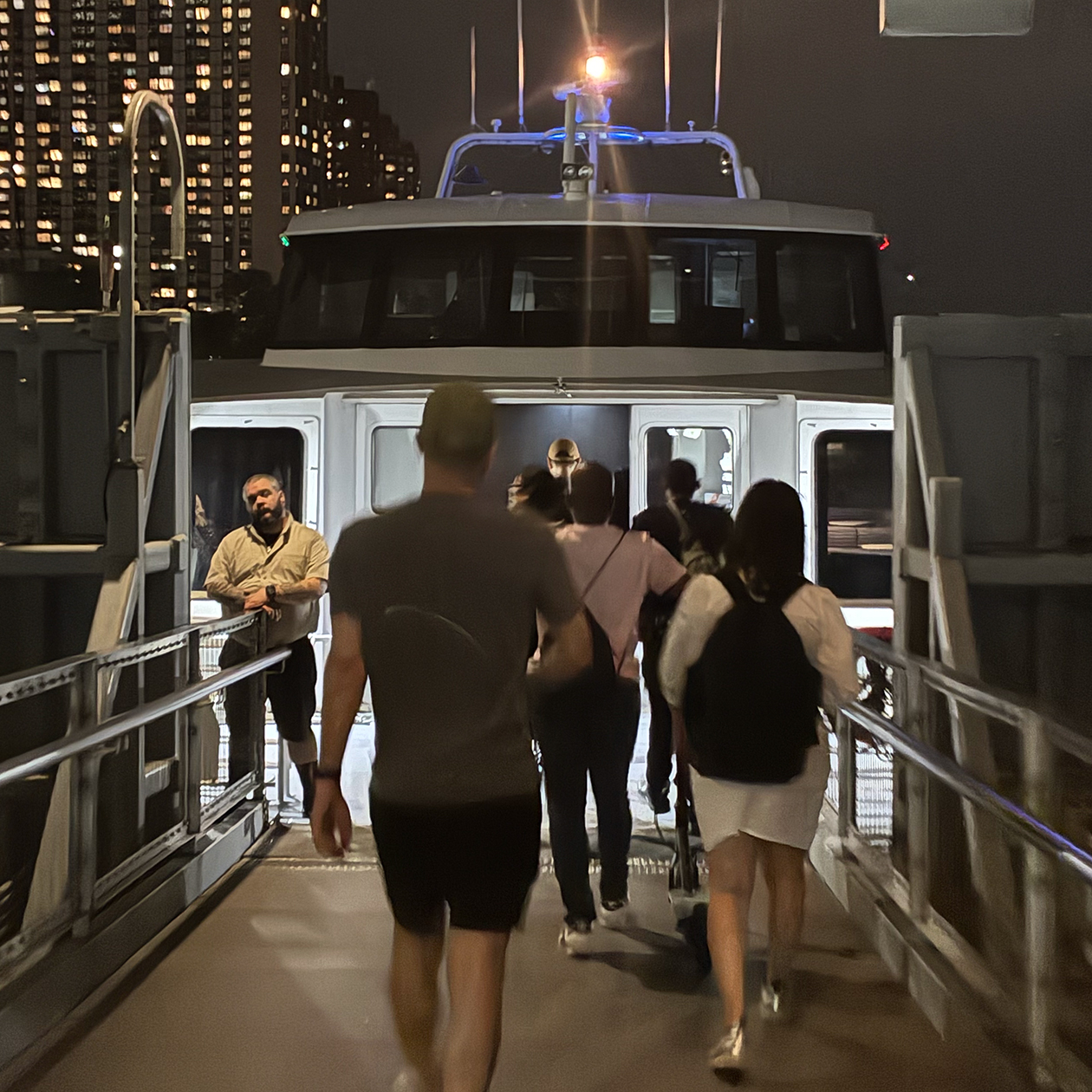 Кстати, кроме электрички до Бруклина и обратно можно доплыть на маленькой яхте, выглядит она так