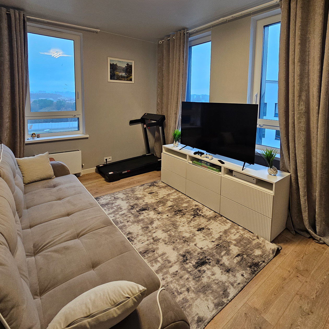 Это место для отдыха после тяжелого трудового дня. Гостиная угловая, с классными видами из окон. Она будет местом для встреч с друзьями и просмотра фильмов