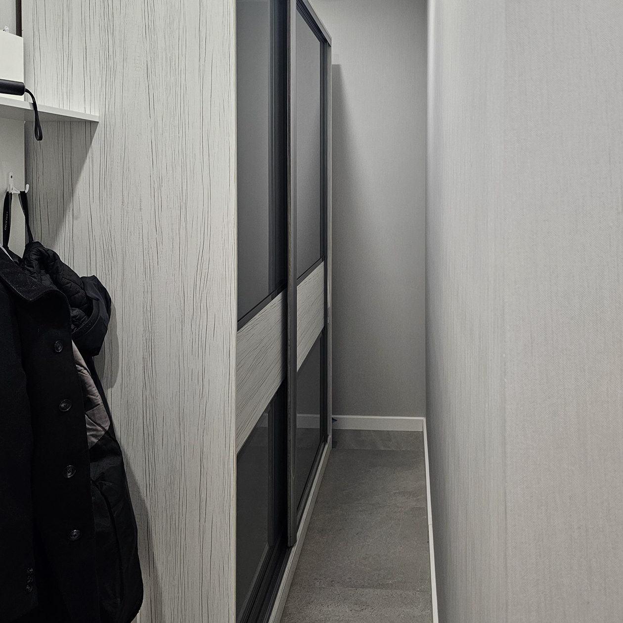 Одна из особенностей квартиры — ниша-кладовая. Я поставил туда шкаф. Можно было обыграть ее изящнее отдельными полками на стенах. Но решил не заморачиваться