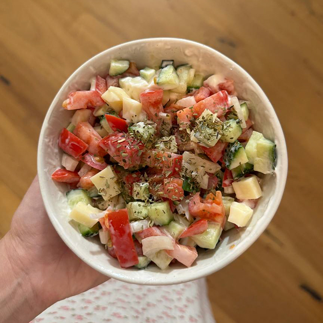 Ужинаю салатом. Верх моей готовки