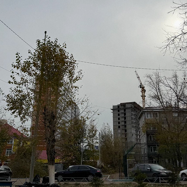 В пасмурную погоду город выглядит довольно грустно