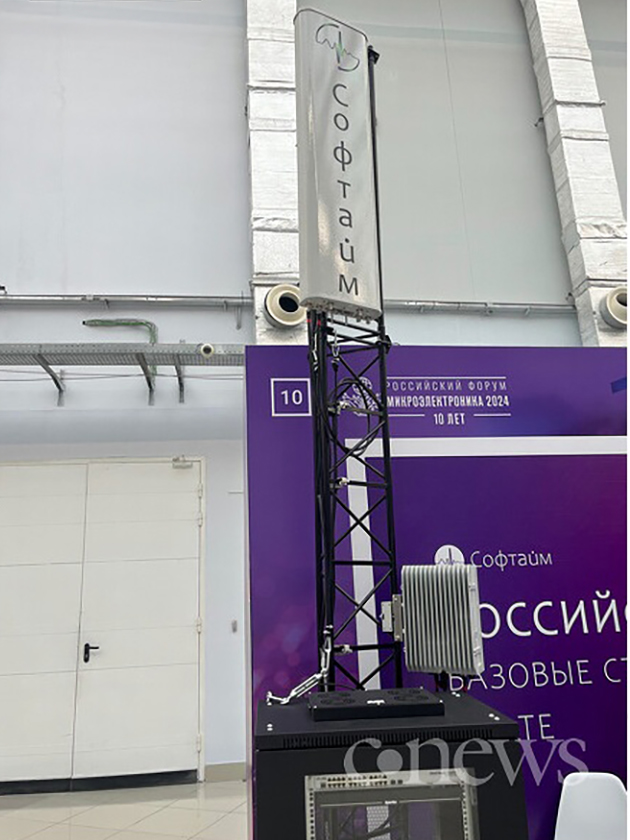 Базовая 4G-станция компании «Софтайм»: снизу в телекоммуникационном шкафу основное оборудование, серое ребристое устройство — модуль преобразования сигналов, а серый короб с надписью — антенна. Источник: cnews.ru