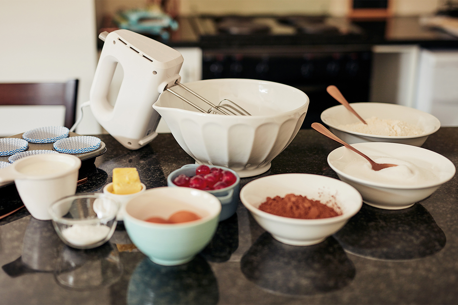 Пример того, как можно подготовить ингредиенты и инвентарь перед началом готовки. Фотография: LumiNola / iStock