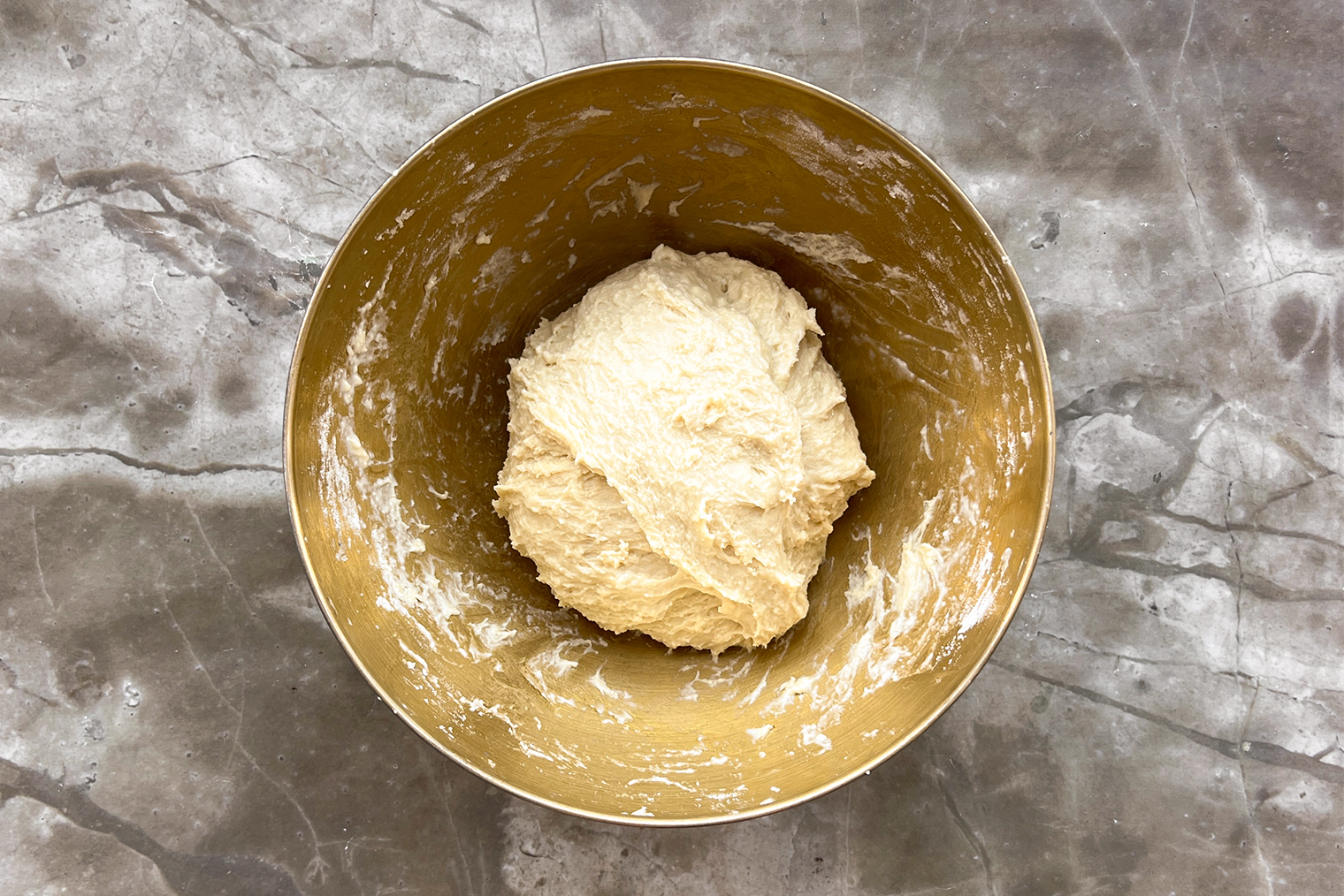 Тесто после замеса мягкое и немного рыхлое, но хорошо держит форму