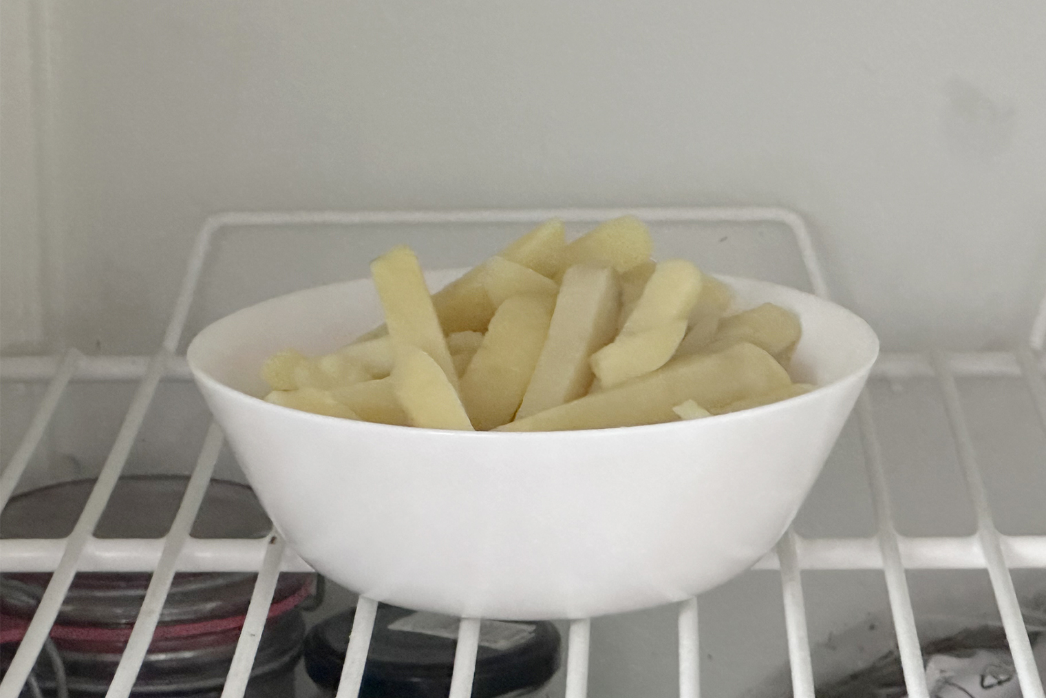 Шаг 3. Отваренную картошку уберите в холодильник остужаться на 20—30 минут