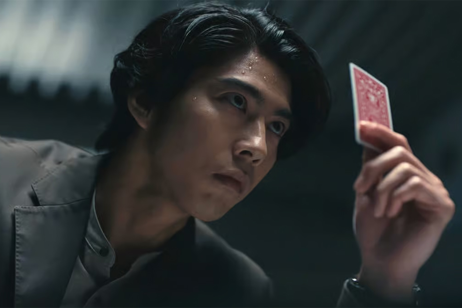 Профессора Мацуяму Рюдзи сыграл Кэнто Каку, забуксовавшую карьеру которого сейчас перезапускает участие в шоу Netflix. В прошлом году актер исполнил главную роль в сериале «Дом ниндзя»