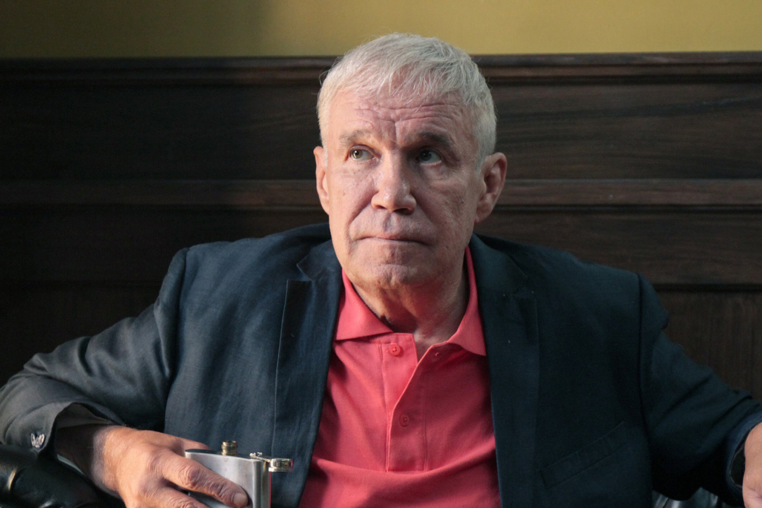 Начальника полиции Виктора Галузо играет Сергей Гармаш. Простоватый страж порядка верит в инопланетян, регулярно крестится, изменяет жене и злоупотребляет алкоголем. Хотя как полицейский он совершенно бесполезен, подчиненные босса уважают