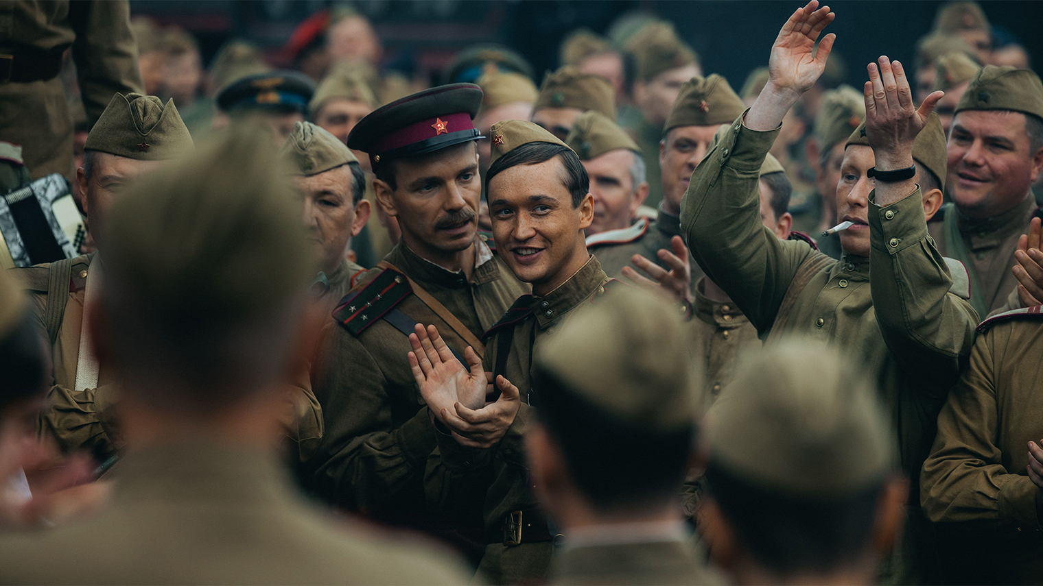 Сцену на железной дороге города Лиды снимали на вокзале в Шушарах. Кадр: «Первый канал»