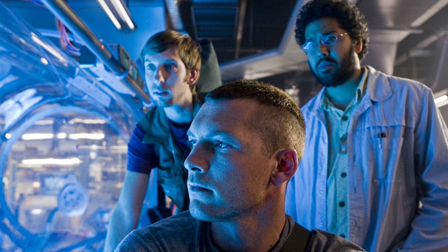 Джоэль Мур и Дилип Рао сыграли Норма и Макса — помощников Грейс, которым позволяют остаться на планете после изгнания людей