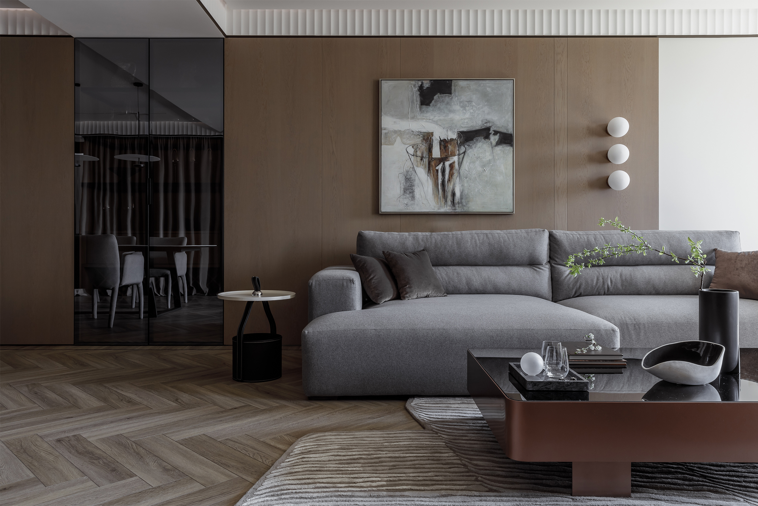 Фасад из тонированного стекла дополняет панель из шпона, делая интерьер визуально богаче. Фактура стекла сочетается с полированным журнальный столиком