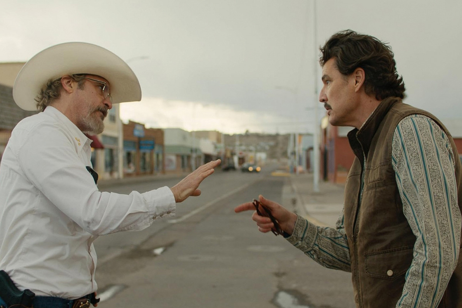 Хоакин Феникс в очередной раз доказывает: на экране он может быть одновременно нелепым и несчастным. Эдакий Чарли Чаплин нашего времени, вступи он в республиканскую партию. © A24