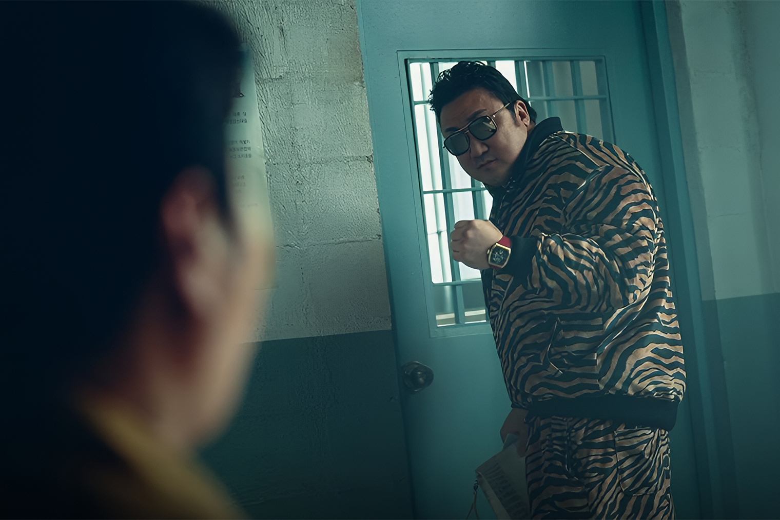 Одну из главных ролей исполнил Ма Дон-сок, снявшийся в фильмах «Вечные» и «Доктор Стрэндж». Актер также стал одним из сценаристов дорамы. Кадр: KBS2