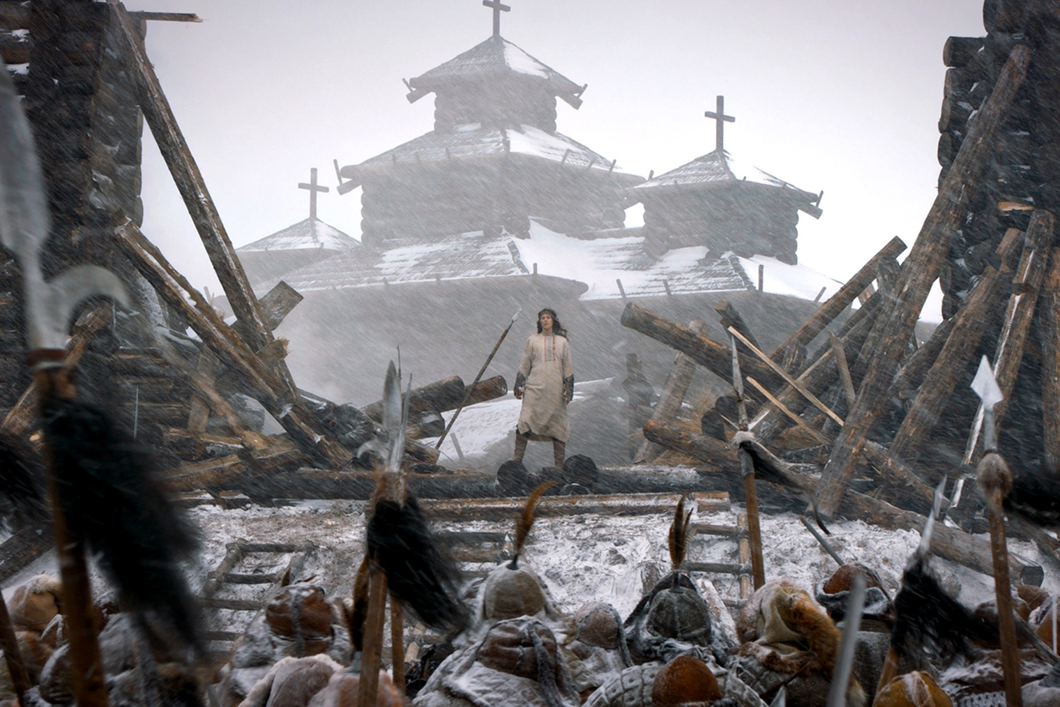 Финал «Злого города» известен с самого начала — картина закончится уничтожением Козельска. Но менее интересным от этого фильм не становится. Кадр: «Каро-премьер»