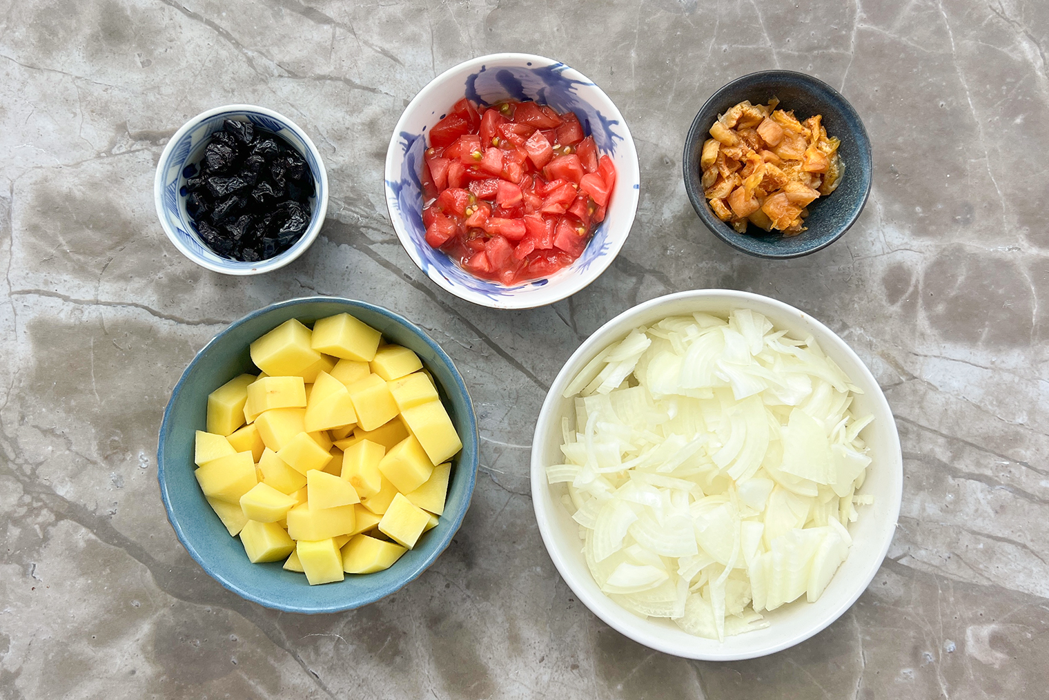 Если урюк с косточками, замочите его на 10—15 минут в горячей воде и удалите косточки