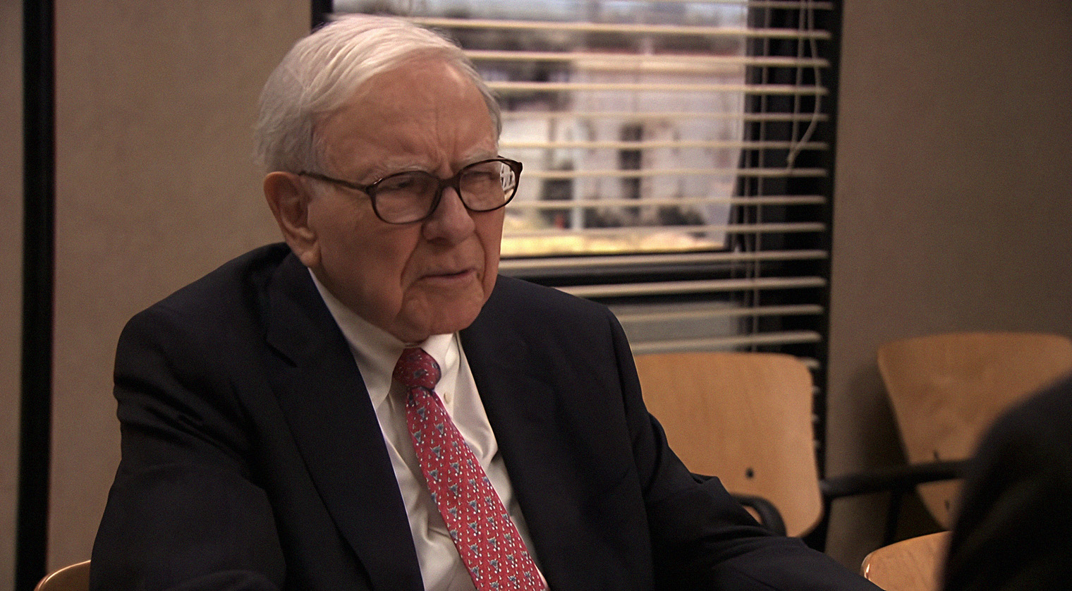 Кажется, что для роли в «Офисе» Баффетту даже не потребовалось вживаться в роль: весь мир знает его как пожилого мужчину в строгом пиджаке, который пытается получить максимально выгодные условия. Кадр: Amazon Prime Video