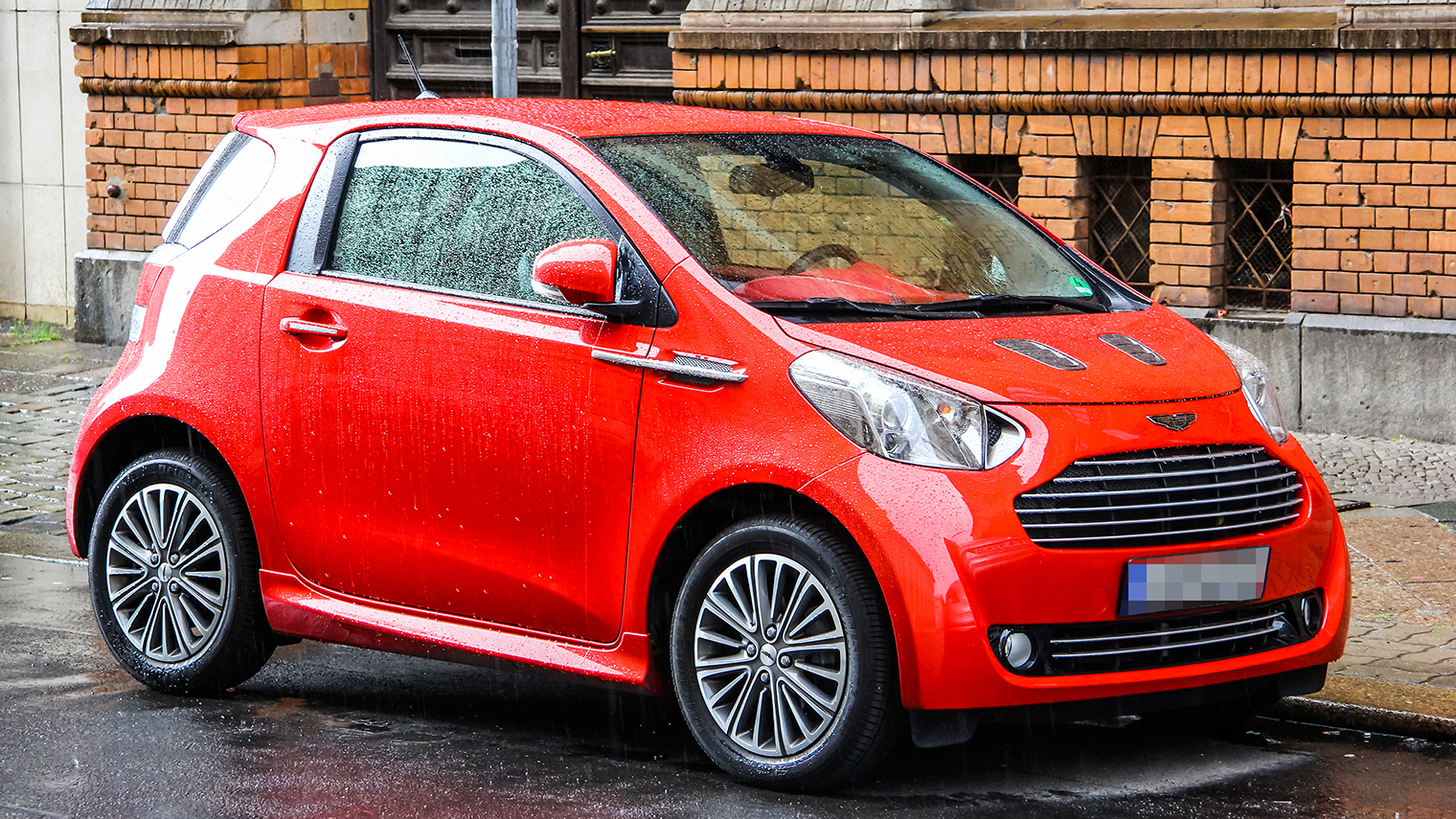 Aston Martin Cygnet — субкомпактный автомобиль премиального британского бренда. По сути — перелицованная Toyota iQ. Легендарный производитель суперкаров решился на малолитражку в своей линейке, чтобы вписаться в экологические нормы. © Art Konovalov / Shutterstock / FOTODOM