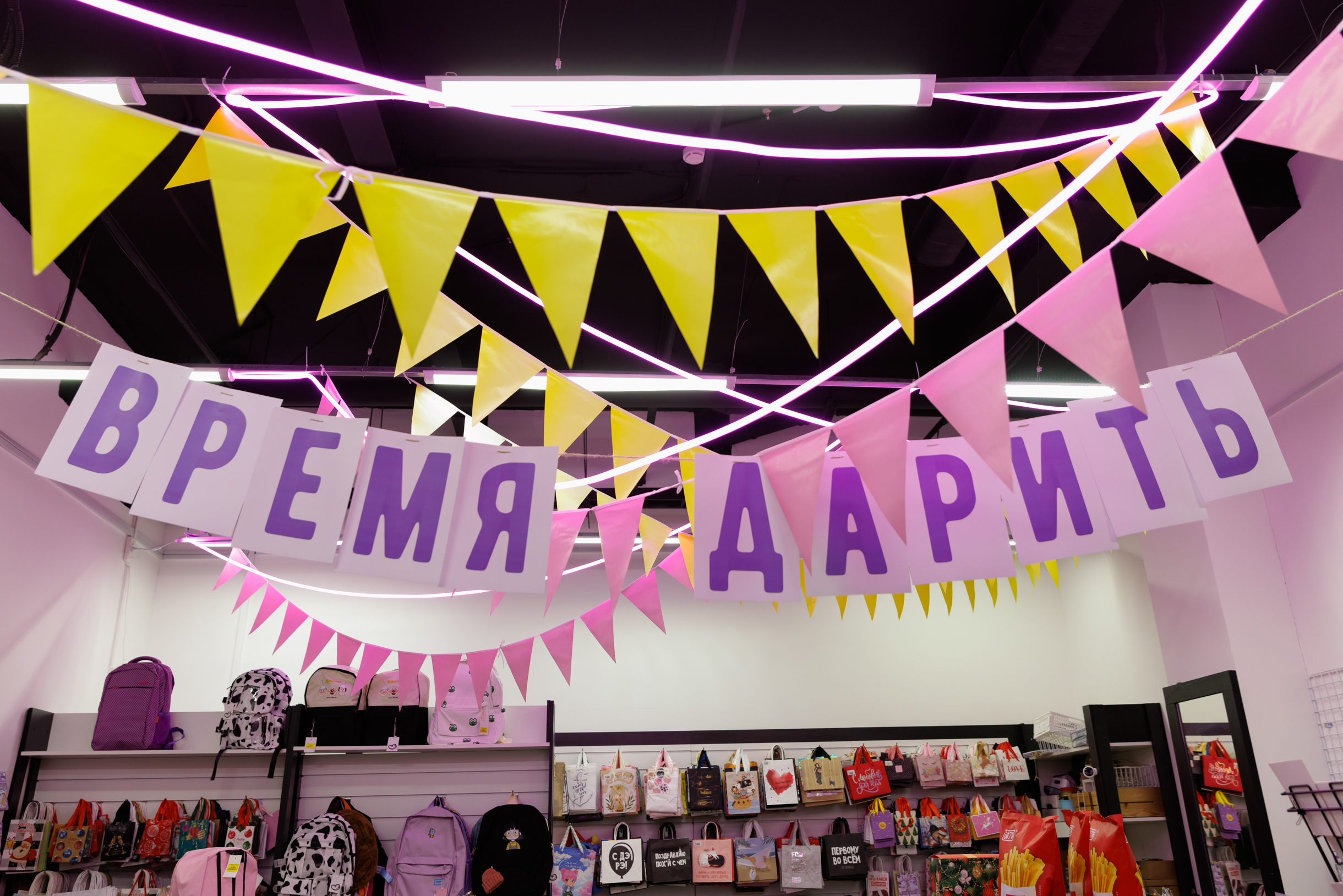 Например, открытки с шутками мы продавали в огромных количествах — большую часть делали сами