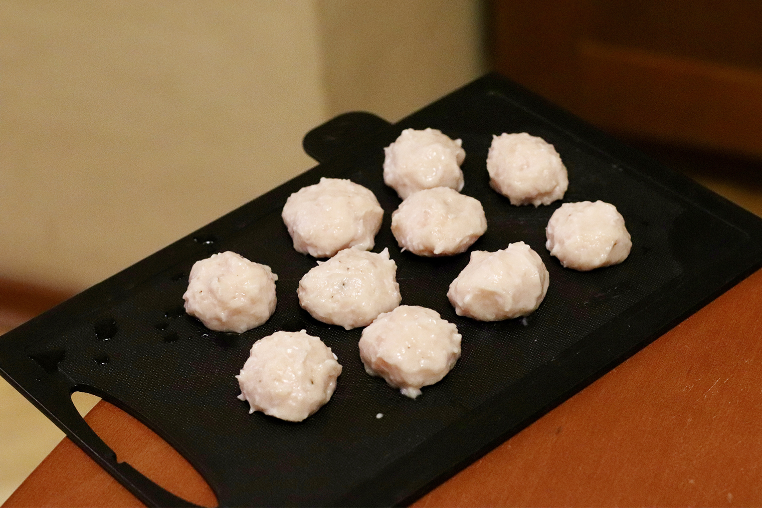 Фрикадельки можно сделать и меньше, тогда варите их 5—7 минут