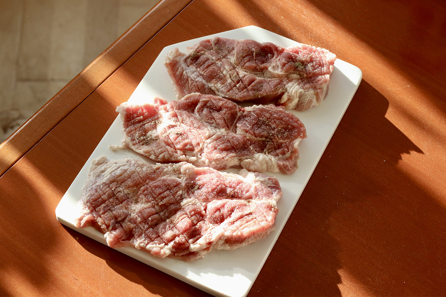 Можно отбить мясо через пищевую пленку — так меньше риск испачкать стол