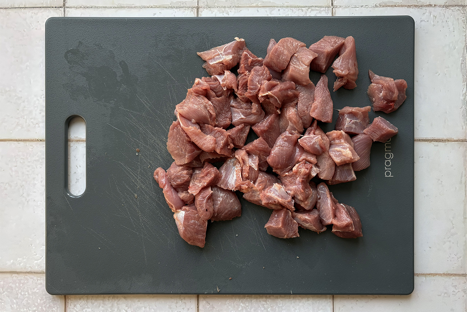 Нарезайте индейку небольшими кусочками, чтобы было удобно есть