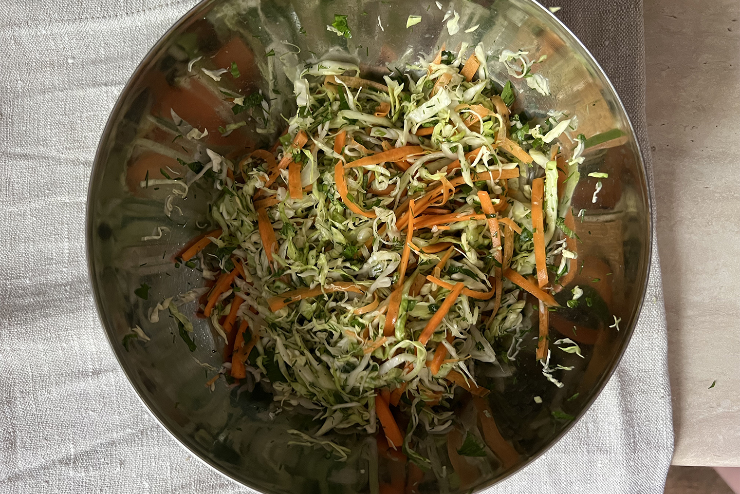Ароматный салат сбалансирует насыщенный вкус мяса и соуса
