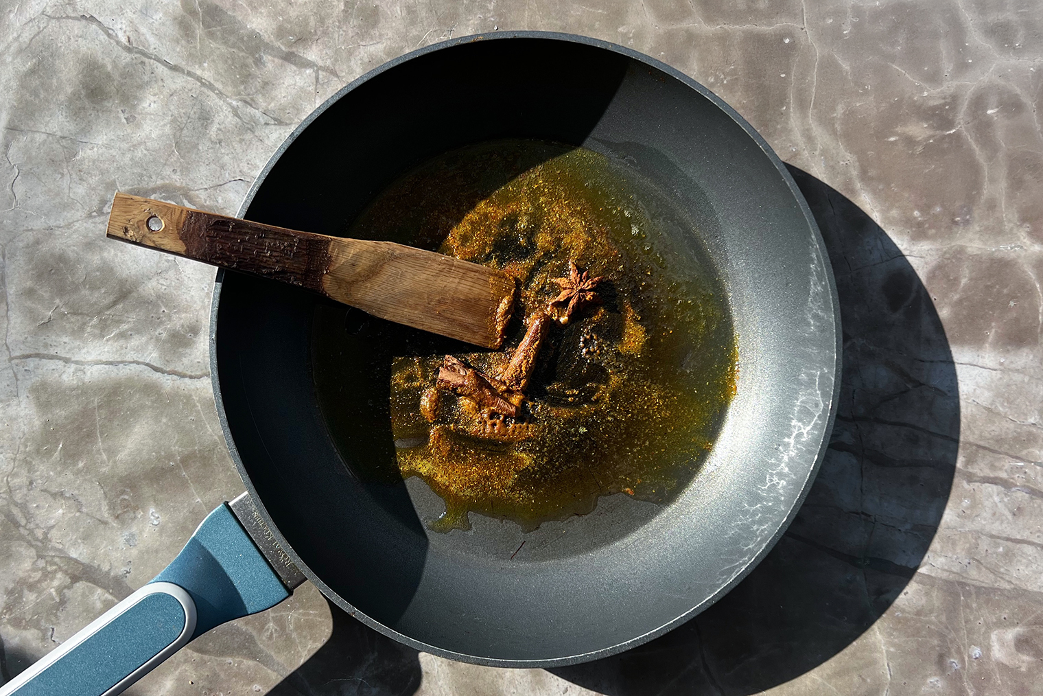 Специи обжаривают в масле, чтобы раскрыть их вкус, — так блюдо будет ароматнее