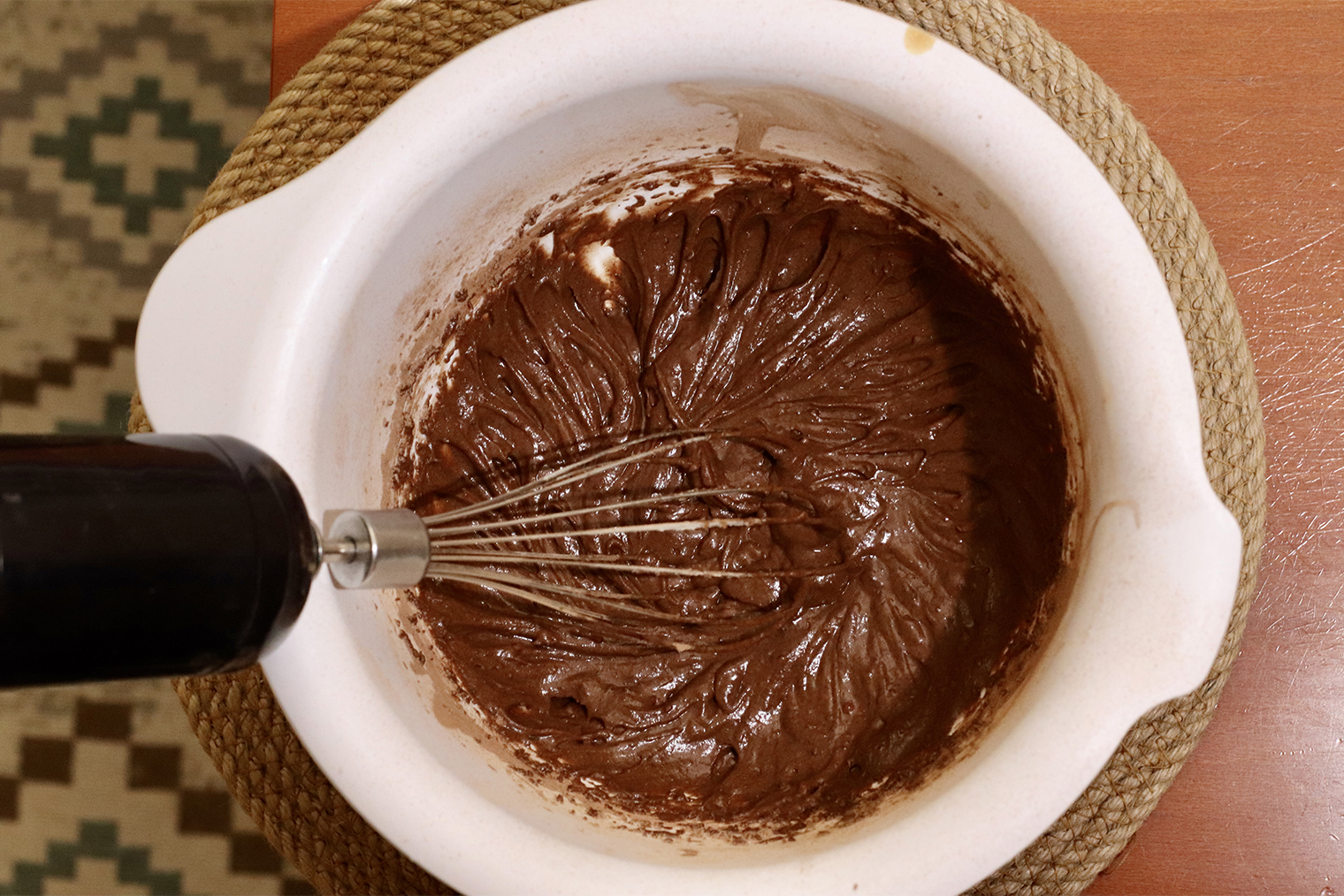 Шаг 3. Муку, какао, разрыхлитель и соль добавьте к жидким ингредиентам и перемешайте до однородности