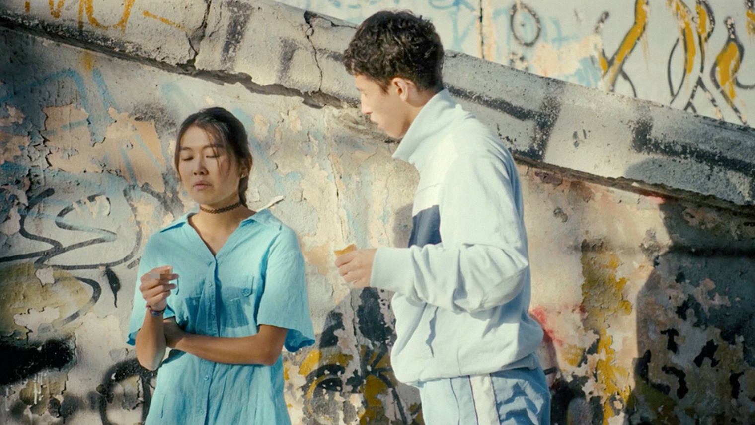 Антураж в сериале действительно удачный: начиная от спортивок на героях и заканчивая кинематографичными трущобами и разбитыми улицами, которые окружают персонажей