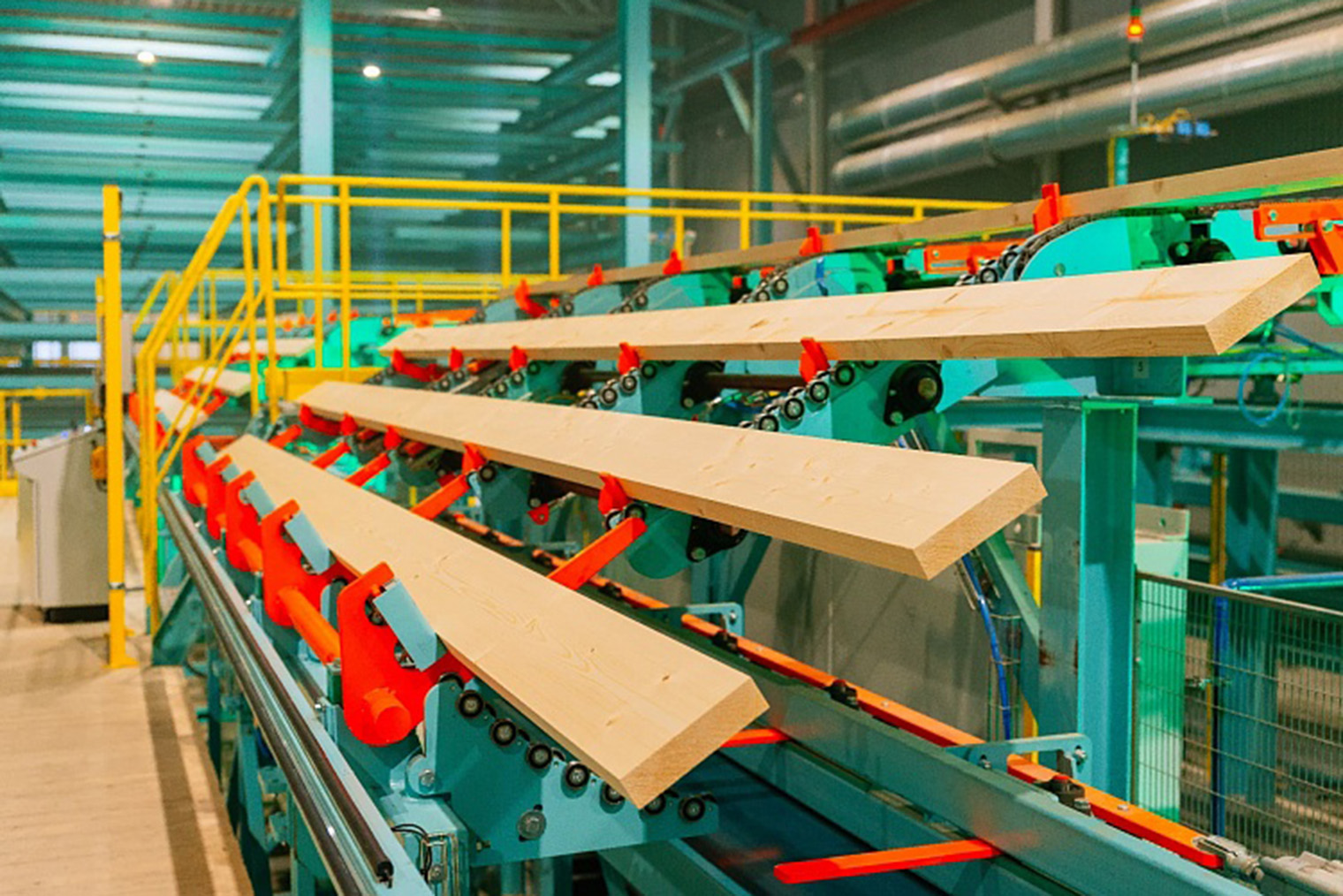 Подача заготовок на производстве CLT-плит в Вологодской области. © segezha-group.com