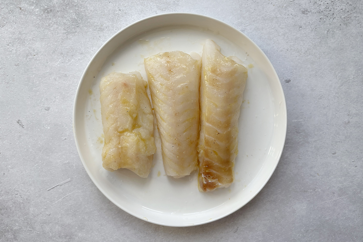 Если есть время, маринуйте треску подольше — до 15 минут. За это время рыба лучше просолится