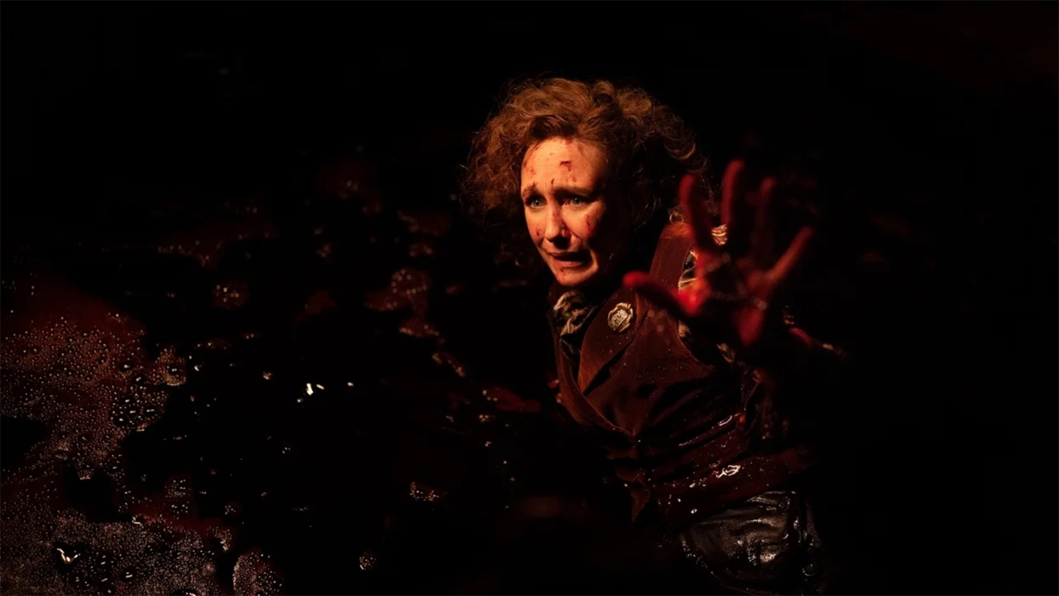 Герои тонут в реках крови и оказываются в помещениях с зеркальными стенами — мы видели это не раз