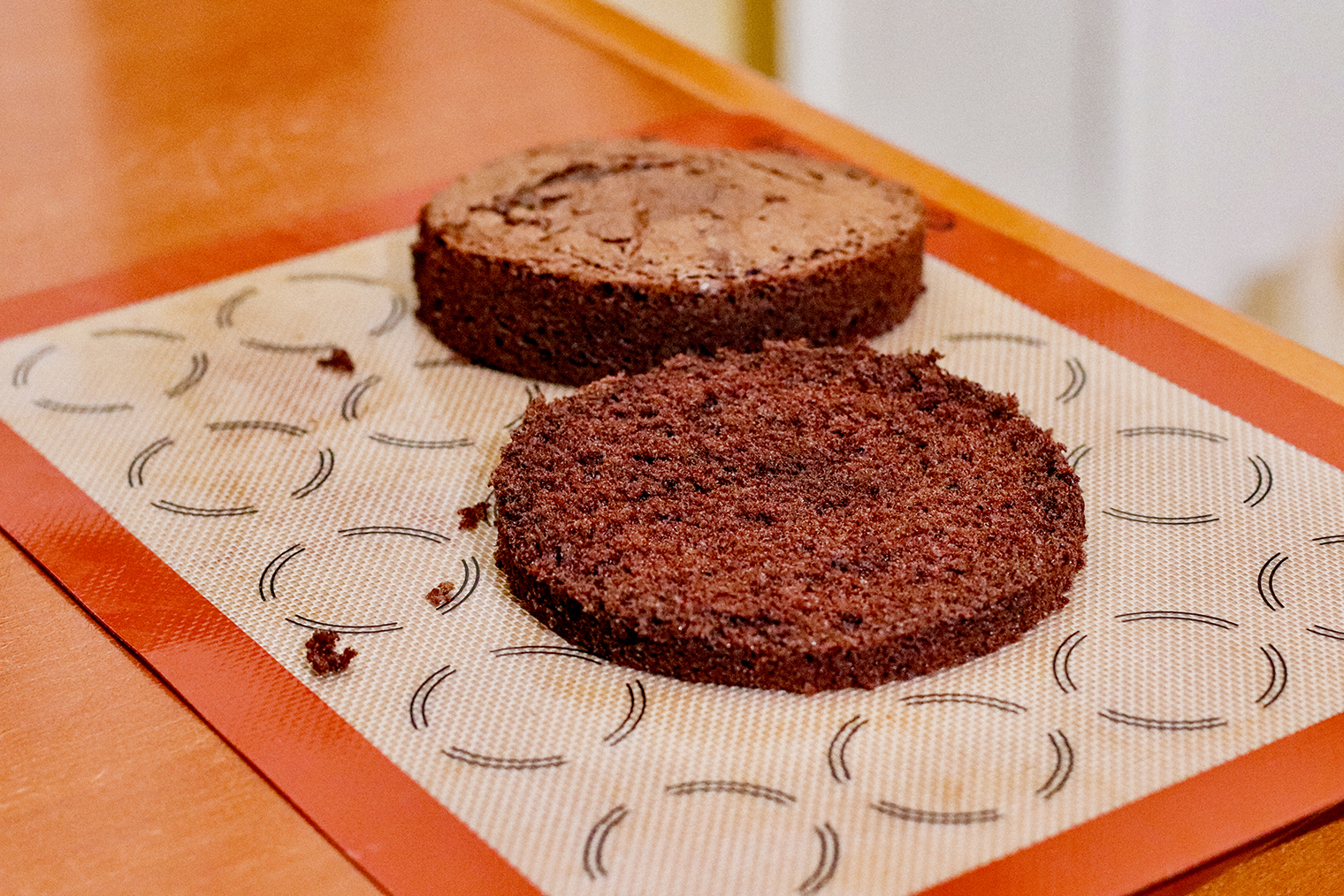 Срез получился ровный, а на столе почти не осталось крошек. Если же коржи вышли неровными, не страшно — промажьте их кремом, а при сборке постарайтесь совместить края. Так готовый торт будет выглядеть аккуратно