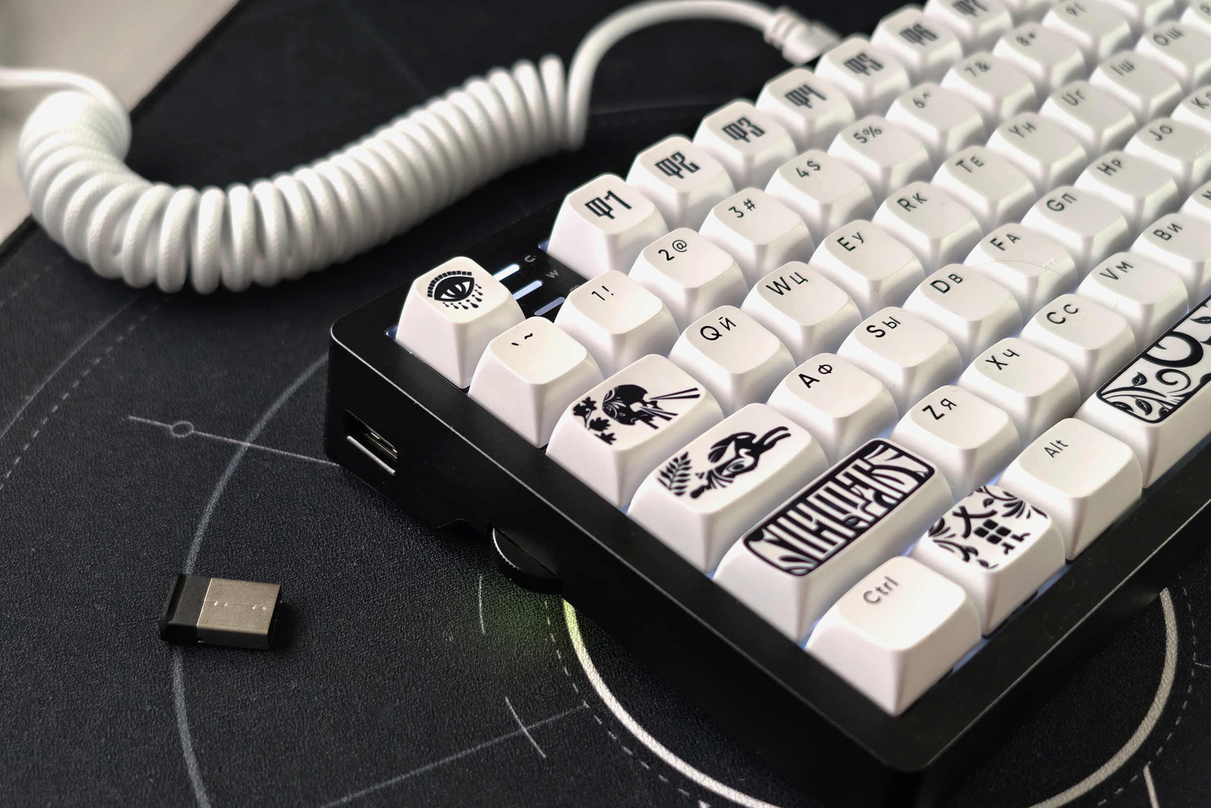 Основной шрифт на клавишах отлично читается даже при слабом освещении. Белый пластик PBT не желтеет со временем