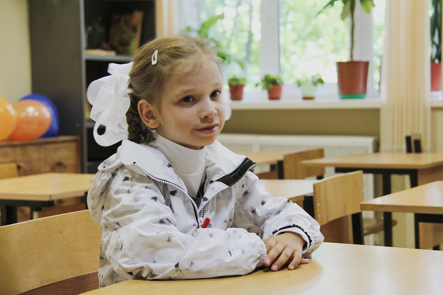 Полина пошла в школу почти вовремя — в семь лет и восемь месяцев. На снимке она в первом классе