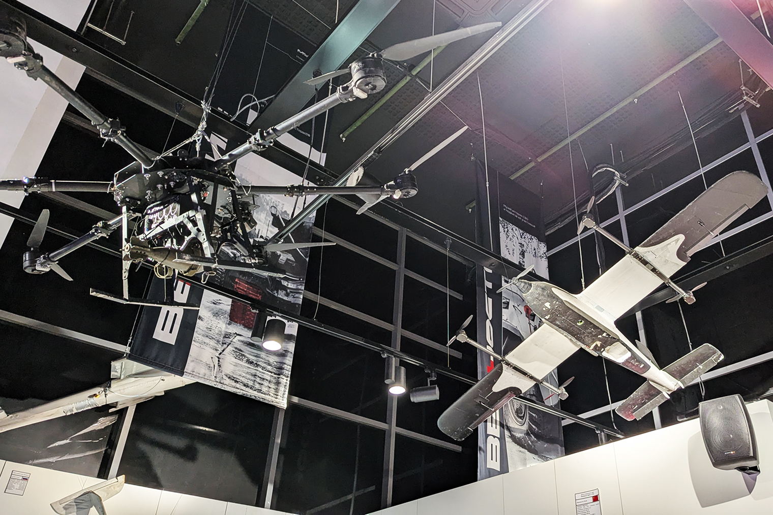 Пару недель назад ездил на выставку трофейных экспонатов. Примерно такие аппараты делаем на работе