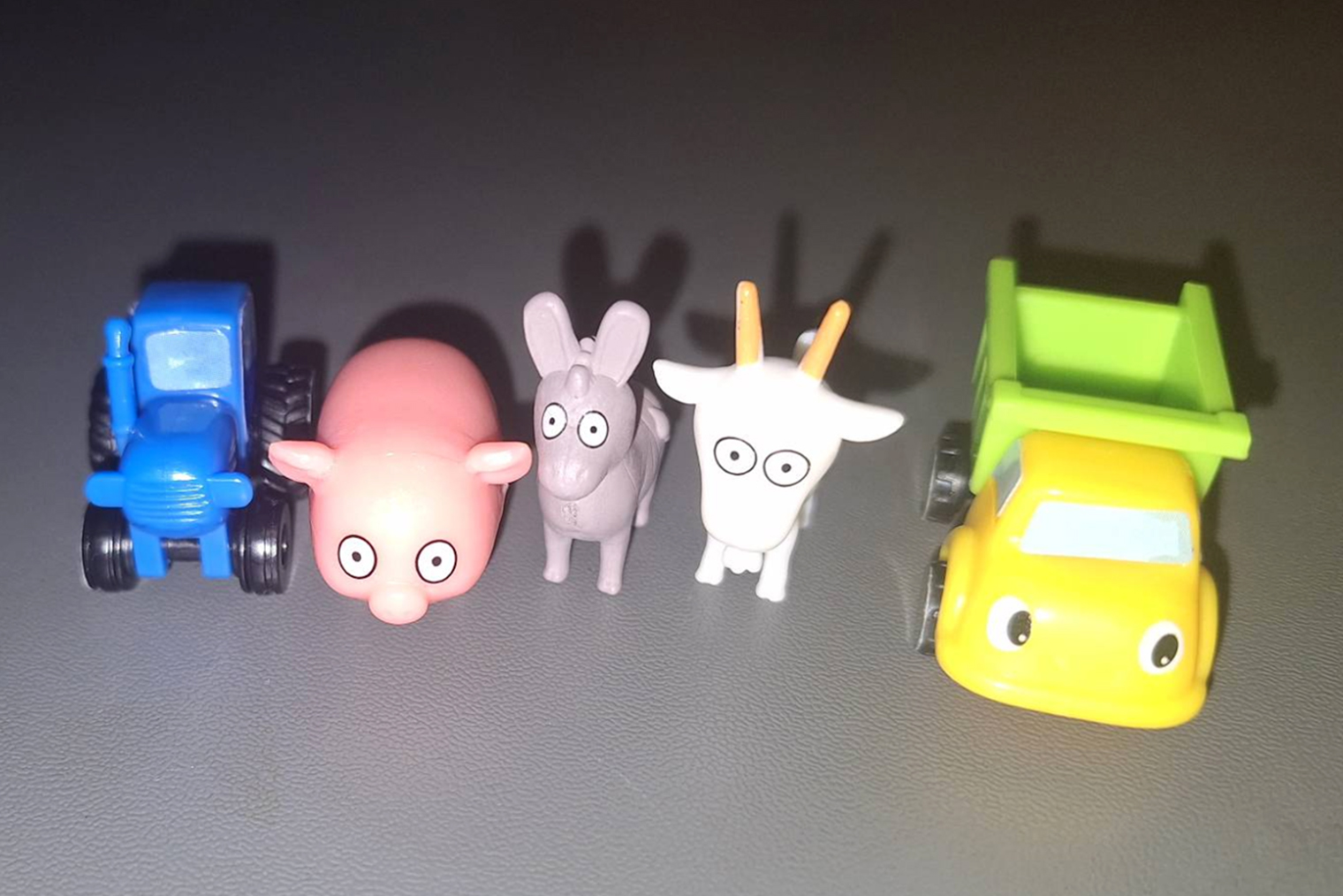 Свинка — последняя фигурка, которой не хватает для коллекции. У нас уже порядка семи тракторов, несколько коз и ослов, грузовиков и экскаваторов