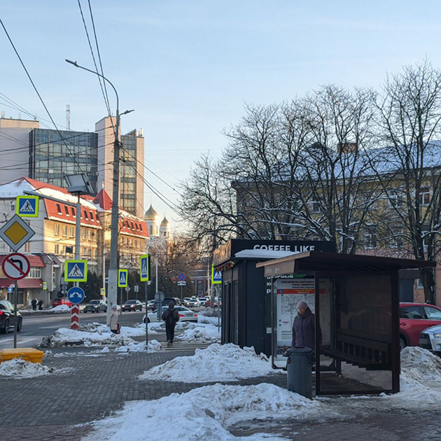 На остановке